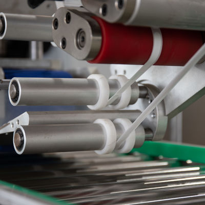 Retourneuse automatique d'étiquetage de feuilles d'aluminium pour équipement de fabrication de rouleaux de feuilles de BBQ
