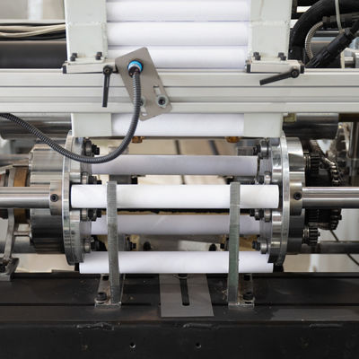 Machine automatique de recouvrement de rouleau de papier de cuisson en feuille d'aluminium