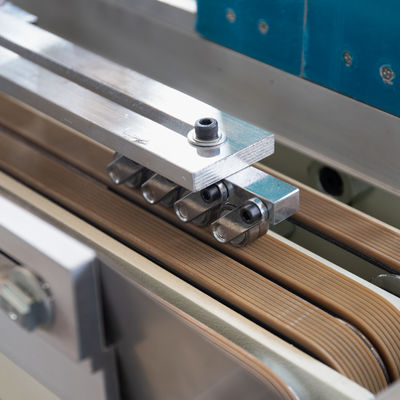 Machine de fabrication automatique de carton ondulé pliable à carton