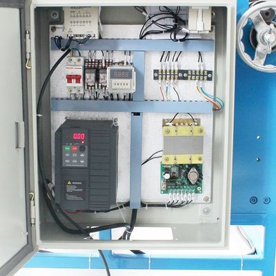 L'emballage alimentaire rendu abordable avec une machine électrique de fabrication de rouleaux en papier d'aluminium