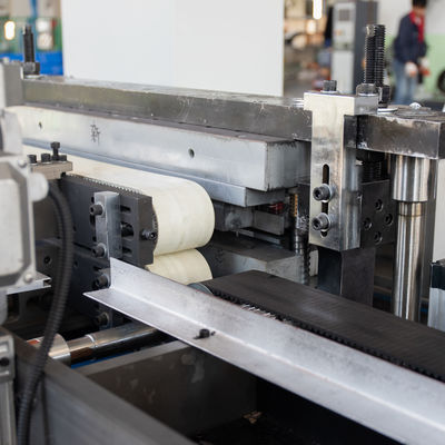 2600*2100*1500 Machine de fixation automatique de lames de scie pour boîtes en feuille d'aluminium