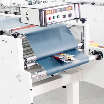 350 mm Max. Largeur utilisable Machine à colle de dossier à boîte électrique pour les solutions d'emballage