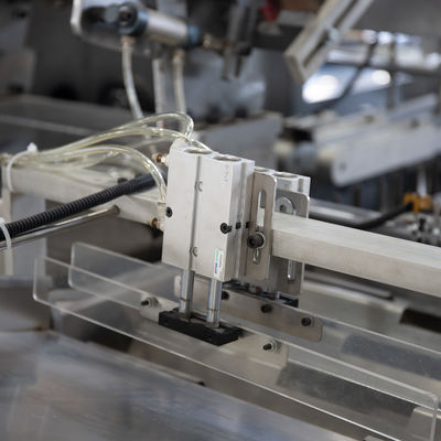 Machine de cartonnage entièrement automatique pour rouleaux en feuille d'aluminium Matériau d'emballage en bois