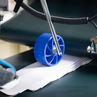 Machine à coller automatique pliante de boîtes de papier de 2,2 kW pour les besoins du client