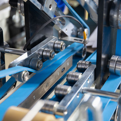 Machine à coller automatique pliante de boîtes de papier de 2,2 kW pour les besoins du client