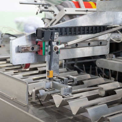 Machine automatique de cartonnage de boîtes de colle pour emballages en bois de qualité complète