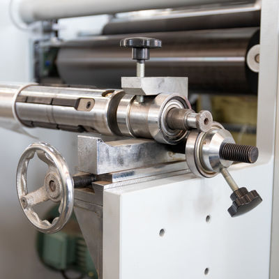 Machine de remontage de rouleaux en feuille d'aluminium entièrement automatique avec embrayage à poudre magnétique 25N.m