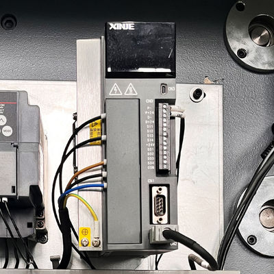 Machine de remontage de rouleaux de film d'aluminium à 4 broches entièrement automatique pour produits