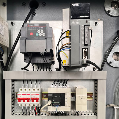 Machine de remontage de rouleaux de film d'aluminium à 4 broches entièrement automatique pour produits