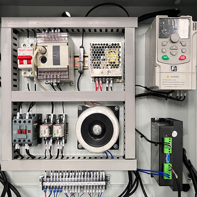 Machine de remontage de rouleaux en feuille d'aluminium à 4 arbres avec étiquette courte à fin électrique