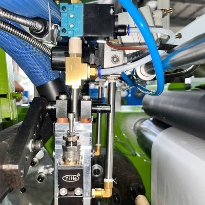 Machine de remontage de rouleaux en feuille d'aluminium à 4 arbres avec étiquette courte à fin électrique